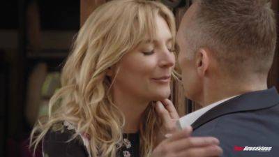 Mona Reconnects Offline An In Real Life Love In - upornia.com