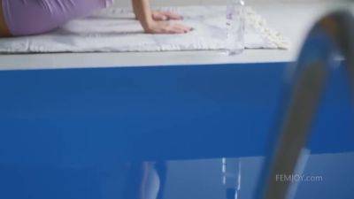 Simone - Stretching - upornia.com