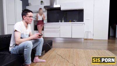 Nerdy stepsis gets creampied by stepbrother in hot 4K video - sexu.com