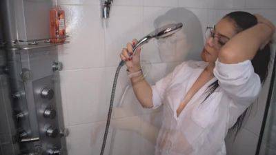 Come And Take A Shower With Me - upornia.com