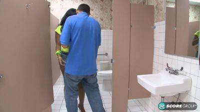 Jacking In The Ladies Room - hotmovs.com