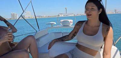 baise avec le capitaine transexuelle du bateau - txxx.com