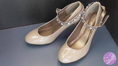 Shoe Fetishism. Splashing On Beige High Heels - hclips.com