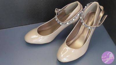 Shoe Fetishism. Splashing On Beige High Heels - hclips.com