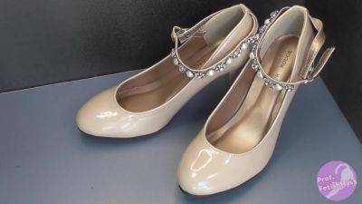 Shoe Fetishism. Splashing On Beige High Heels - hclips.com