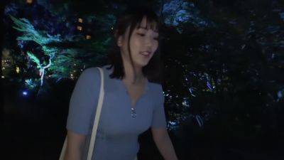 マジ軟派、初撮。 1958 ムチムチ太もものお姉さんをホテルに連れ込み撮影交渉！お金に目が眩んで仕方なく…なんてのは最初だけ！パンツは濡れ濡れ、手マンの度に潮吹き、下品な声で喘いですっかり快楽の虜に！ - txxx.com - Japan