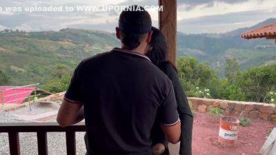 Mujer Es Infie Su Esposo Con El Obrero Que Construye La Finca Le Saca La Leche Y Es Descubierta - upornia.com