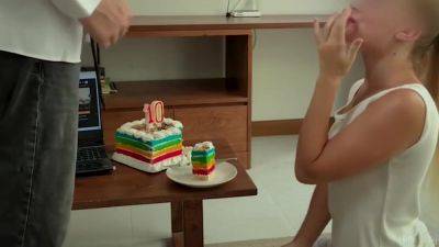 Helloelly - Hot Babe Helloelly Is Celebrating 10 Millions Cake With Sperm - hclips.com