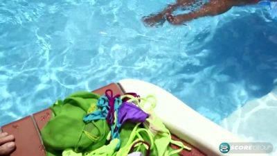 Xl Xxx Bikini Girls - hotmovs.com