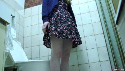 Brunette Noelle and Redhead Pia: Backstage Pissing - veryfreeporn.com