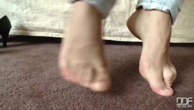 Shaved Brunette Olivia's Num Nums Show - veryfreeporn.com - Russia