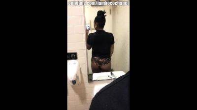 Big Booty Black Girl Mirror Selfie - drtuber.com