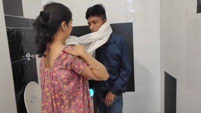 A Mature Desi Girl Seduced To See Her Stepsons Masturbation In Bathroom - hclips.com