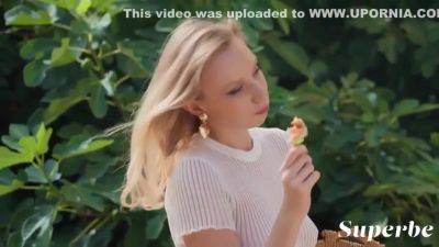 Annie Lysenko - Sunny Alika - upornia.com