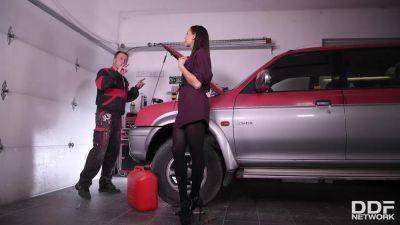 Servicing His Tool - PornWorld - hotmovs.com - France