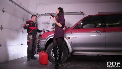 Servicing His Tool - PornWorld - hotmovs.com - France