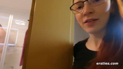 Fina Masturbiert, Wahrend Sie Heimlich Ihren Freund In Der Dusche Beobachtet - upornia.com