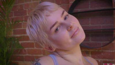 Leila's Big Tits: Lean on Me - porntry.com