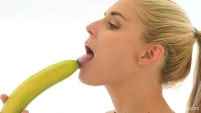 Blonde Beauty Nikki's New Solo Toy Play - veryfreeporn.com