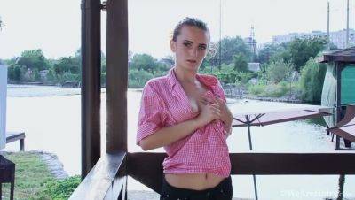 Ira's Outdoor Masturbation Session on a Chair - veryfreeporn.com