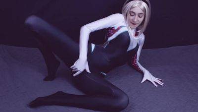 Cosplay Queen: Get Up Close & Personal with Blonde Spider Gwen - porntry.com