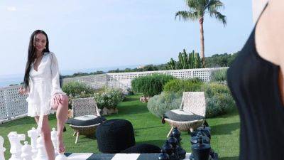 Queen To Warm Thighs - upornia.com