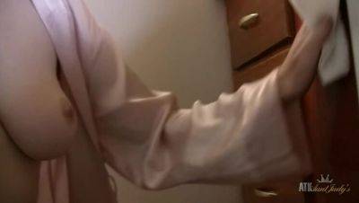 Mature Inara Byrne Nude: Sensual Kitchen Cleaning Reveals All - xxxfiles.com