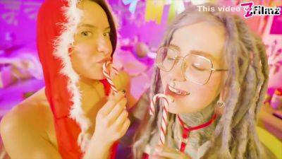 Anuskatzz And Stacy Blooms Christmas Threesome - hclips.com