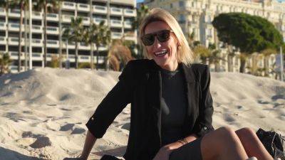 Attraction Comes From A Look - hotmovs.com