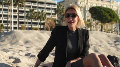 Attraction Comes From A Look - hotmovs.com