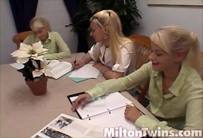 Twins in lez threeway eat out pussy - txxx.com