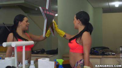 Cleaning Lady Kimmy Kush Knows How To Fuck - videomanysex.com