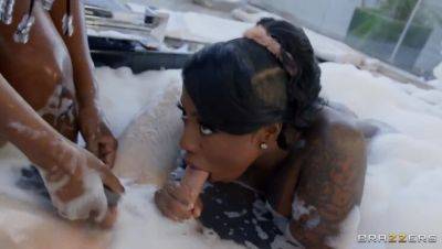 Curvy Women's Bubble Bath - porntry.com