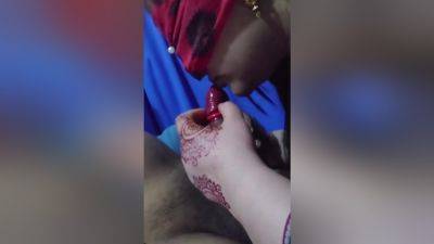 Indian Girlfriend Giving Blowjob - desi-porntube.com - India