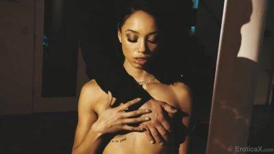 Facial Love: Brunette & Ebony in Stockings - veryfreeporn.com