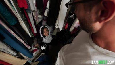 Hairy Brunette Puppet Plaything / 23.09.2021 - porntry.com