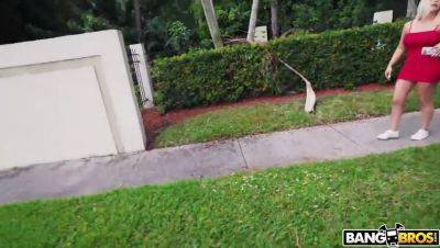 Dancing Lap with Blonde Paris Banks (Tattooed MILF) - xxxfiles.com