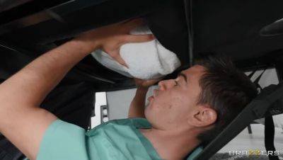 Dallas Playhouse: Sneaky Masseur's Preference for Busty Brunette and Ebony BBW - xxxfiles.com