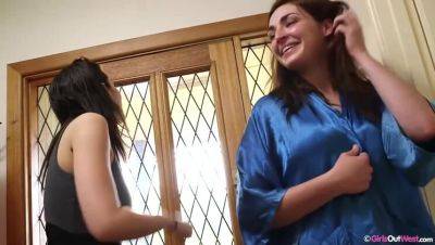 Holly & Rose - Behind-the-Scenes with Holly Wood - xxxfiles.com