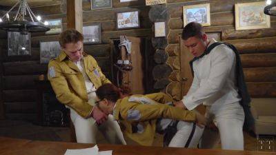 A New Species Of Titan Has Been Found! Erwin And Levi Must Check Out Hanji - videooxxx.com