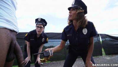 Don't Mess with the Law: Lyla Lali & Norah Gold's XXX Encounter - veryfreeporn.com