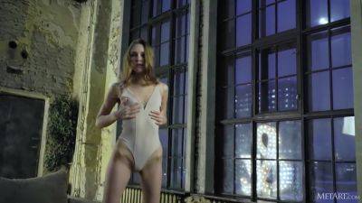 Model Caresses Herself - hotmovs.com