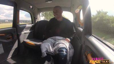 Juicy Babe Hooks Up With Skinny Hung Dude - videomanysex.com