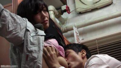 04A0324-Attacks a mature woman while cleaning the toilet and makes her give a blowjob - senzuri.tube