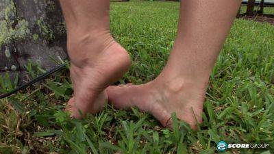 Chavon Taylor Bares Her Legs, Soles And Pussy Outdoors - hotmovs.com