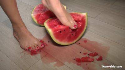 Amber crushes a watermelon - Taworship - hotmovs.com