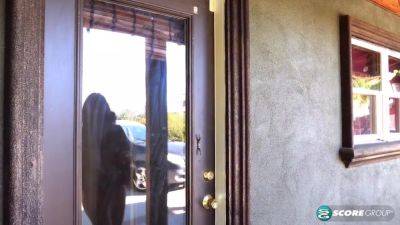 Overexposed Busty Bikini Photo Shoot With Sahara Leone - hotmovs.com