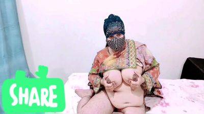 Desi Aunty Apni Moti Gand Main Ungli Kr Rahi Hai With Big Naturals - desi-porntube.com