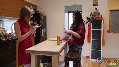 Brunette And Blonde Girls In Mutual Masturbation - hotmovs.com