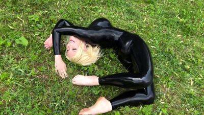 Shiny Blonde Contortionist - upornia.com